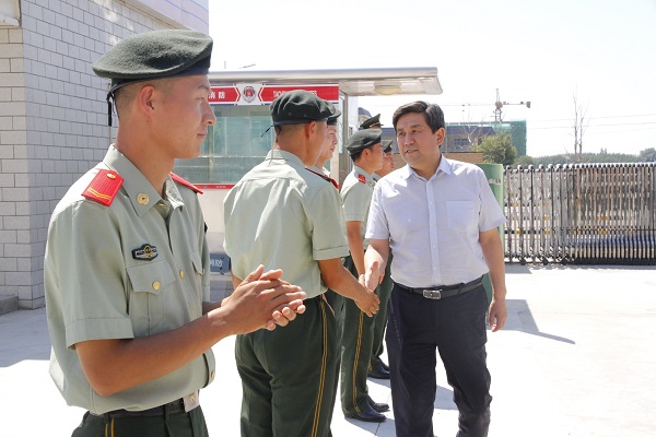 图为木合亚提专员与消防官兵亲切握手