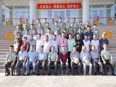 图为老兵与消防官兵合影