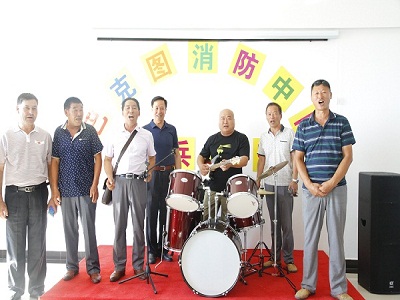 图为老兵在活动室再唱军歌