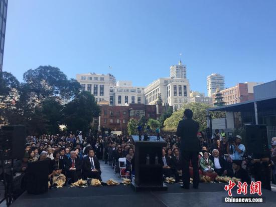 当地时间9月22日,美国旧金山市圣玛丽广场,慰安妇雕像揭幕仪式隆重举行,这也是美国主要大城市第一座慰安妇雕像。 <a target='_blank' href='http://www.chinanews.com/' _fcksavedurl='http://www.chinanews.com/' _fcksavedurl='http://www.chinanews.com/'></table>中新社记者 刘丹 摄