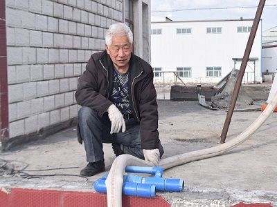 图为工厂工人配合官兵供水
